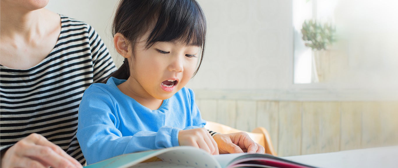 เด็กอ่านหนังสือกับคุณแม่