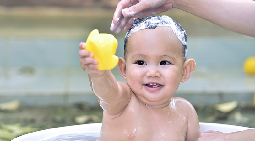 ‘ยาสระผมเด็ก’ คุณแม่ควรเลือกแบบไหน ให้เส้นผมลูกนุ่มสวย สุขภาพดี