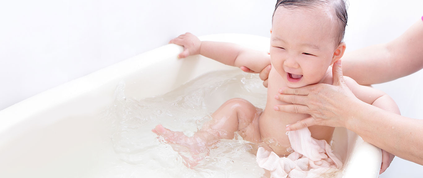 สระผมให้ลูกน้อยด้วยแคร์ เฮดทูโทที่อ่อนโยนต่อผิวลูก สระผมให้ลูกน้อยด้วยแคร์ เฮดทูโทที่อ่อนโยนต่อผิวลูก