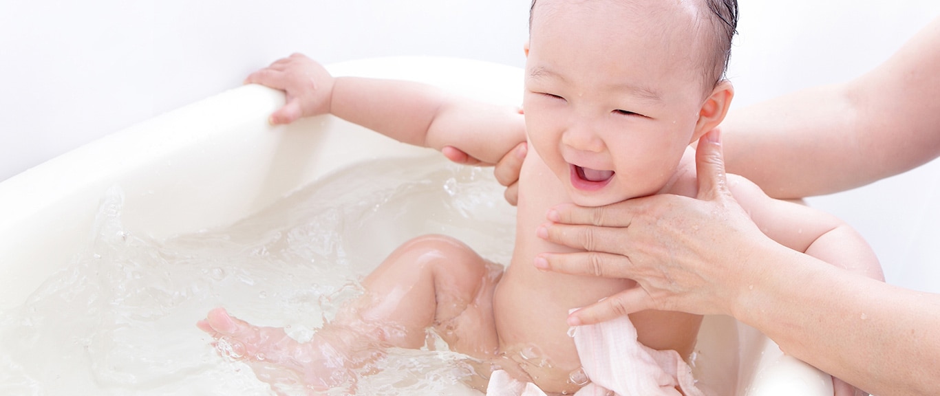 เด็กมีความสุขกับการอาบน้ำ