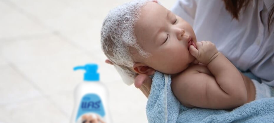 สระผมให้ลูกน้อยด้วยแคร์ เฮดทูโทที่อ่อนโยนต่อผิวลูก สระผมให้ลูกน้อยด้วยแคร์ เฮดทูโทที่อ่อนโยนต่อผิวลูก
